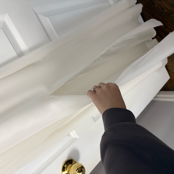 Elegant White Dress with Gold Embellishments - Picture 4 of 7